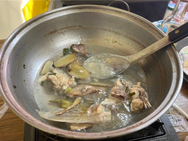 南投县1名厨师烹调友人送的河豚火锅与生鱼片宴请邻友共享(如图)，未料却酿1死8伤中毒意外。仁爱警分局提供