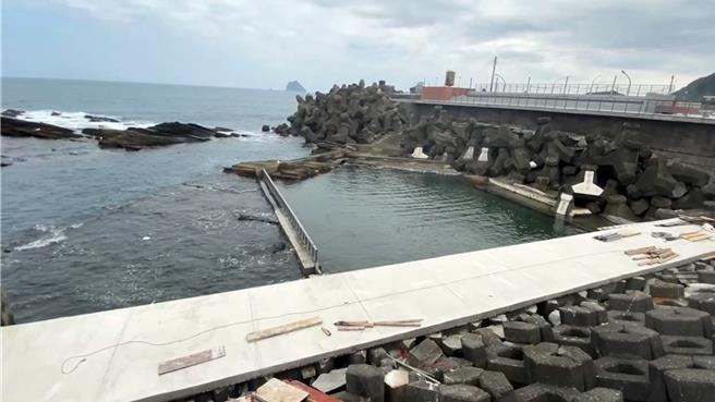 基隆市外木山海兴泳池自今年6月封闭施工以来，便有许多民眾担心工期可能会受冬季季风影响延宕。市府表示已请厂商加派人手，趁着好天气加紧施作，仍希望于12月2日前完工。（张志康摄）