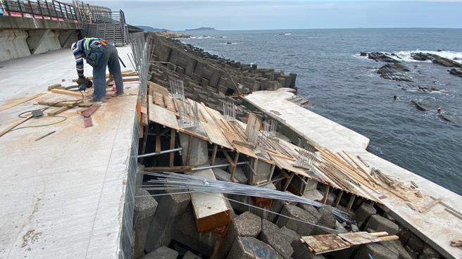 基隆市外木山海兴泳池自今年6月封闭施工以来，便有许多民眾担心工期可能会受冬季季风影响延宕。市府表示已请厂商加派人手，趁着好天气加紧施作，仍希望于12月2日前完工。（张志康摄）
