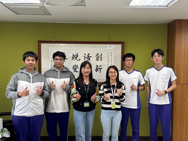 高三鄭同學、陳同學、施同學與紀同學組成的團隊在112年度的清華盃化學能力競賽全國實驗決賽中脫穎而出，成功奪得冠軍。(照片/延平中學提供)