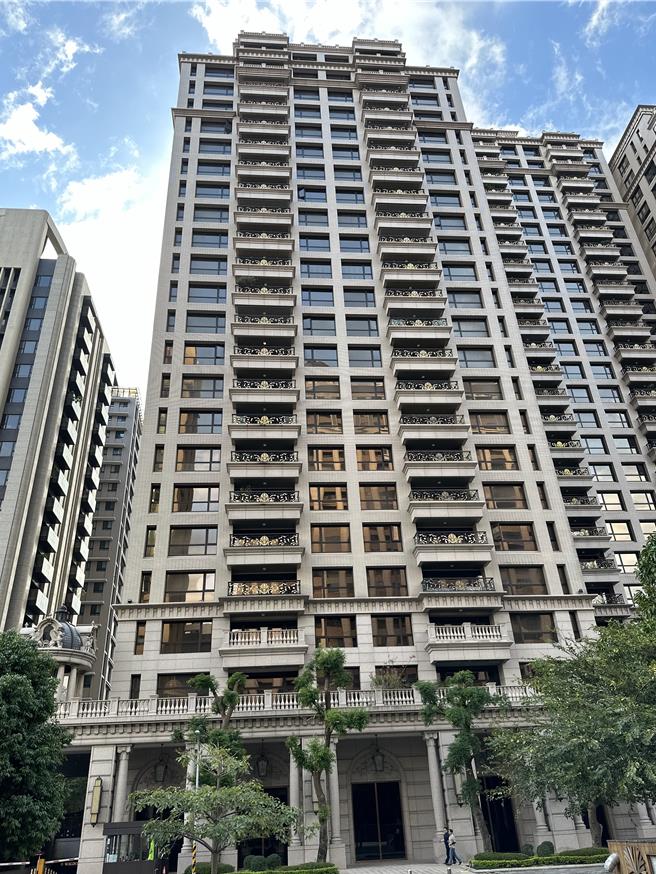 桃园市桃园区艺文二街1社区今天下午被发现有清洁人员爬出20楼窗外，站在外墙平台打扫蜂蛹，邻居发现后拍下并向桃园市劳动检查处检举，劳检处随即派员查处，将依违反《职业安全卫生法》规定，裁处3万元以上30万元以下罚锾。（赖佑维摄）