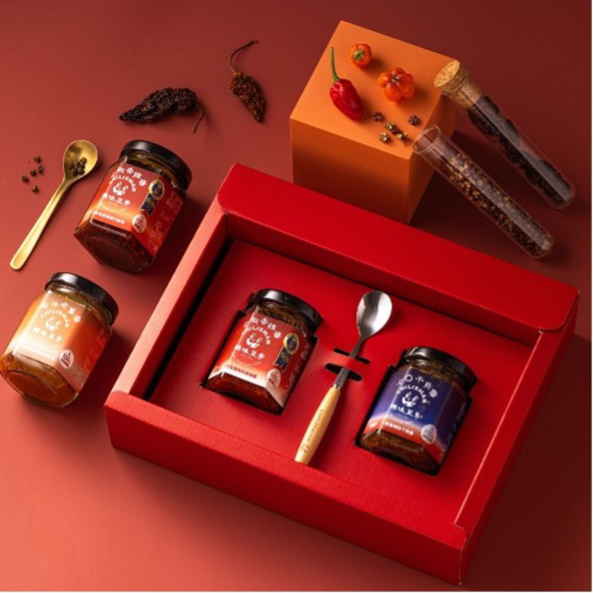 2024臺中市十大伴手礼票选进入最后倒数阶段。图为辣味豆哥入围的「花椒香辣酱＿小辣+XO干贝酱_辣味」伴手礼组合。(图/辣味豆哥提供)