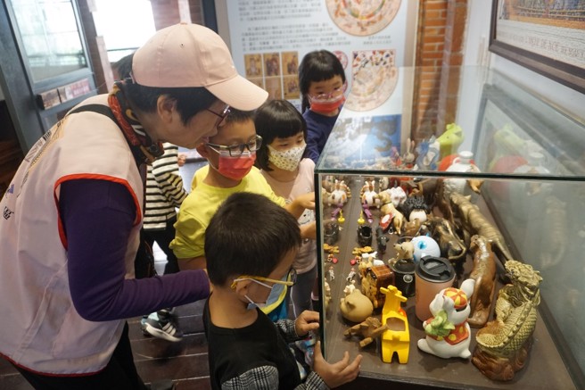 本展览约计展出近百件各式与12生肖有关的物品，欢迎大小朋友一同前往参观。(照片/教育局提供)