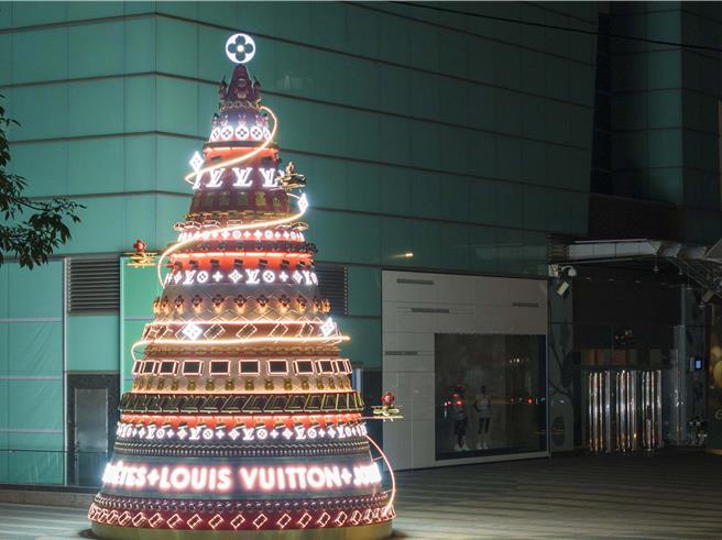 LV于台北復兴SOGO打造的立体耶诞树，充满节庆与话题性。（LV提供／黄唯淯台北传真）