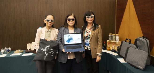 海委会管碧玲主任委员(中)、海保署黄署长(左)、海保署宋副署长(右)携手海废再生联盟展示海废产品（图片来源：海洋保育署提供）