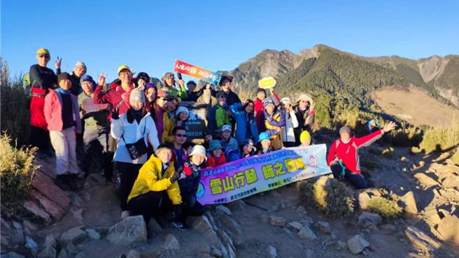 新北市教育局日前于乌来国中小举行登山行前风险管理课程，并带领学员到七卡山庄、雪山东峰及雪霸国家公园体验户外登山课程。（新北市教育局提供）