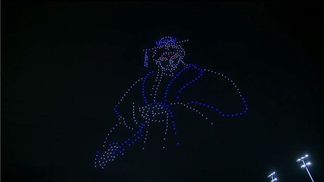 素还真26日晚以特殊形式跃上艋舺夜空。（摘自艋舺青山宫灵安尊王脸书）