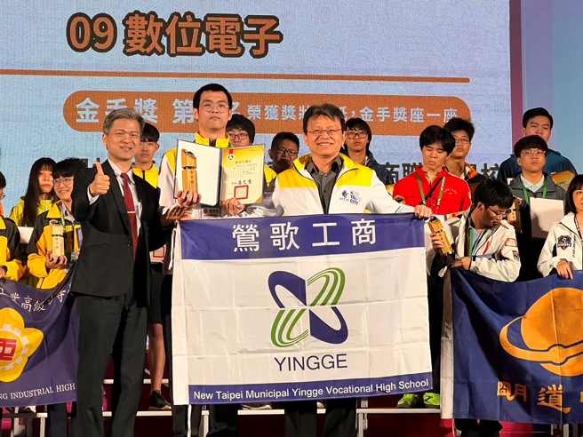 荣获数位电子职种第1名的莺歌工商简君哲同学表示，从开始训练至比赛，长达9个月的时间，不间断地坚持努力才能造就最美好的成果。(照片/新北教育局提供)