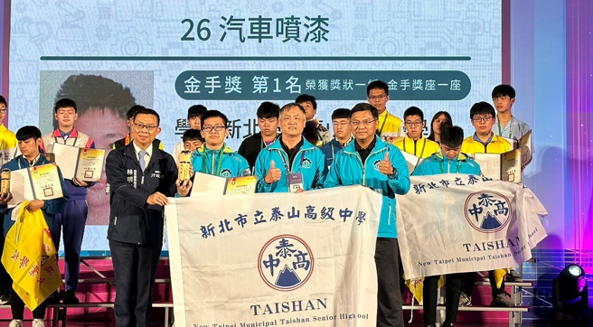 荣获汽车喷漆职种第1名的泰山高中陈柏翰同学表示，拿到金手奖，有赖学校的支持和帮助。(照片/新北教育局提供)