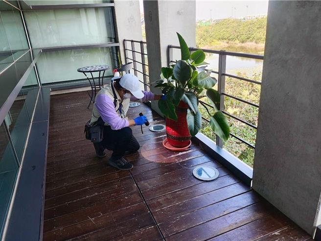 台南市登革热病例数持续下降，市长黄伟哲呼吁市民持续配合市府防疫措施，落实家户内外环境及社区孳生源清除。（卫生局提供／洪荣志台南传真）
