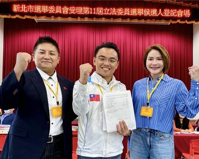 新北市法制局長吳宗憲（左）成為黑馬，被國民黨列不分區立委安全名單，綠營議員今午在議會審查明年度總預算時，均認為吳篤定當選，要求他像條漢子辭職。（本報資料照片）