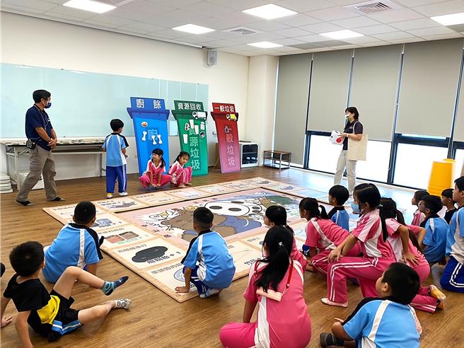 台东县环保局设计「资源回收大富翁」环境议题教具，将生活中的环境议题融入体验游戏，寓教于乐。（台东县政府提供／萧嘉蕙台东传真）