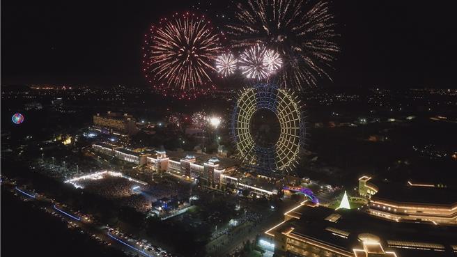 麗寶跨年夜煙火首創以「和平．祈福」為主題，搭配「天空之夢」摩天輪動畫秀，精彩可期。（麗寶樂園渡假區提供）