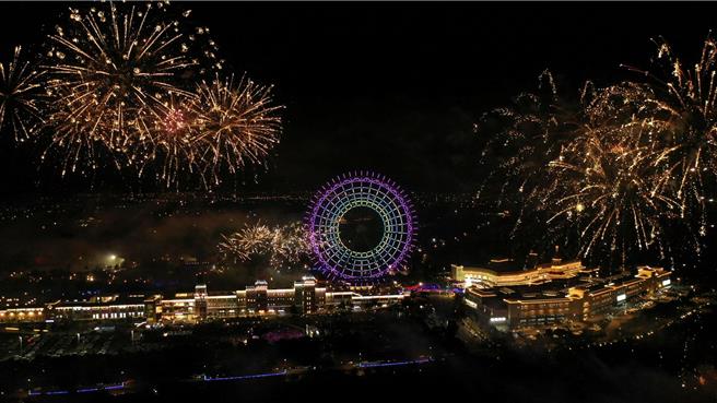 麗寶跨年夜煙火首創以「和平．祈福」為主題，搭配「天空之夢」摩天輪動畫秀，精彩可期。（麗寶樂園渡假區提供）