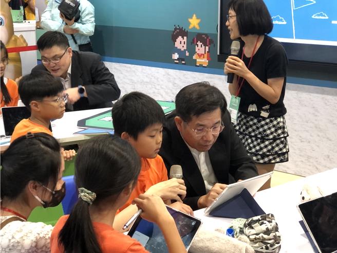 同光国小主任罗淑莹受邀至资讯月办理数位学习公开授课，获教育部长与资科司长讚赏。（苗栗县政府提供／李京升苗栗传真）