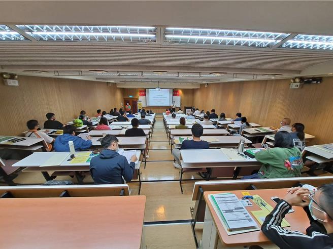 2024年导游人员及领队人员新制评量回归交通部观光署办理，新增「专用制」锁定非英文的外语导游及领队。图为领队参加职训课程。（取自中华民国观光领队协会脸书／蔡亚桦台北传真）