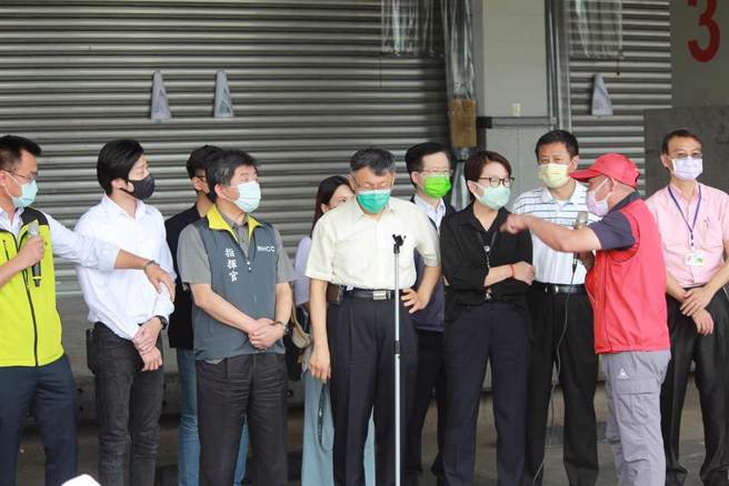 立委林昶佐(左2)曾呛台北市长柯文哲(中)讲废话，当场被环南市场自治会长林胜东(右2)拿麦克风洗脸反呛「疫情发生以来，你有来环南市场关心过吗？」名场面成为林昶佐政治生命的分水岭。（中时资料照／张颖齐摄）