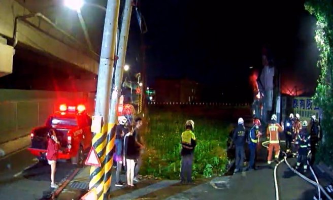 桃园市八德区东勇街616巷发生一起火警。（翻摄画面）