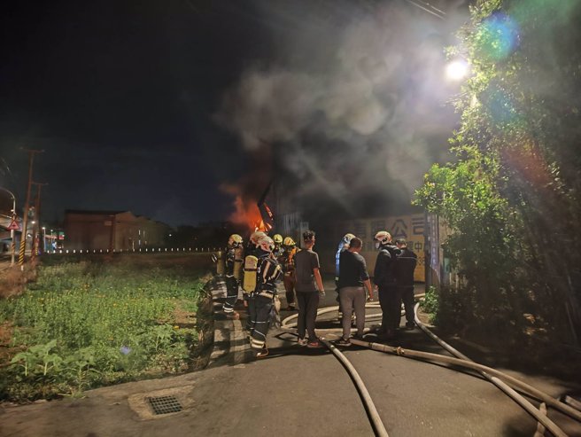 桃园市八德区东勇街616巷发生一起火警。（翻摄画面）