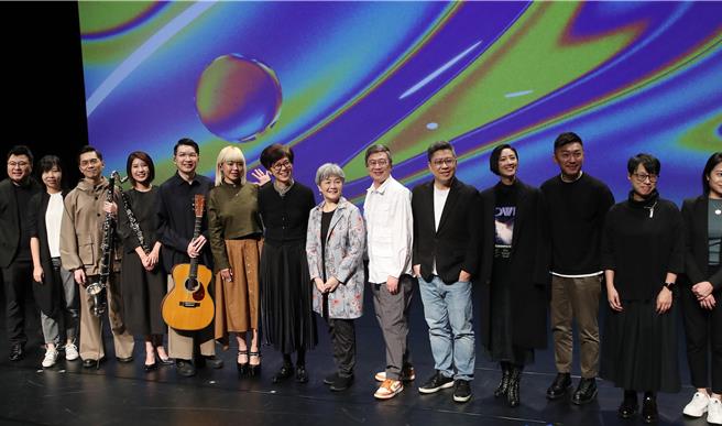 2024台湾国际艺术节（TIFA）将于明年2月登场。国家两厅院27日举行记者会，公布14檔精彩节目，会中，国家两厅院艺术总监刘怡汝（左七）、舞蹈空间艺术总监平珩（右七）、莎士比亚的妹妹们的剧团导演王嘉明（右六）、艺人桂纶镁（右四）、云门策略长李英胜（右三）等参与TIFA的伙伴们一起合影。（刘宗龙摄）