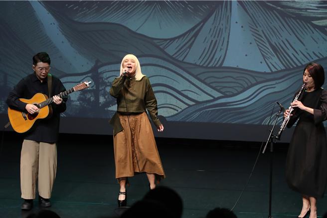 金曲奖团队春麵乐队在2024台湾国际艺术节（TIFA）宣告记者会上演出。（刘宗龙摄）