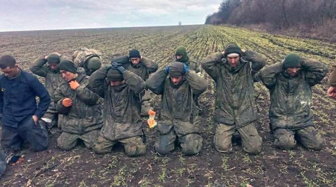烏克蘭發布的俄軍投降照片，據稱地點在阿夫迪夫卡。(圖/烏克蘭國防部)