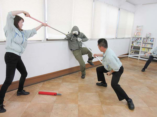 日本店员持古代捕犯人用具「刺股」，这是一种长柄擒拿工具。(图/佐野机工) 