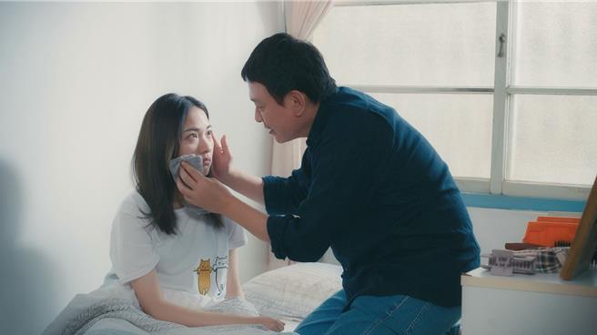 林玟誼看到照顧她一整晚的阿叔王識賢哭了。（華視提供）