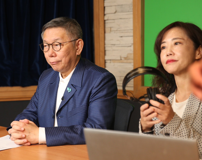 台灣民眾黨總統候選人柯文哲（左）27日至飛碟聯播網，接受飛碟午餐主持人尹乃菁（右)專訪。（陳怡誠攝）