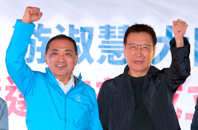 國民黨正副總統候選人侯友宜(左)、趙少康(右)搭配確定後，聲勢立馬反映在民調的暴衝。（中時資料照／黃世麒攝）
