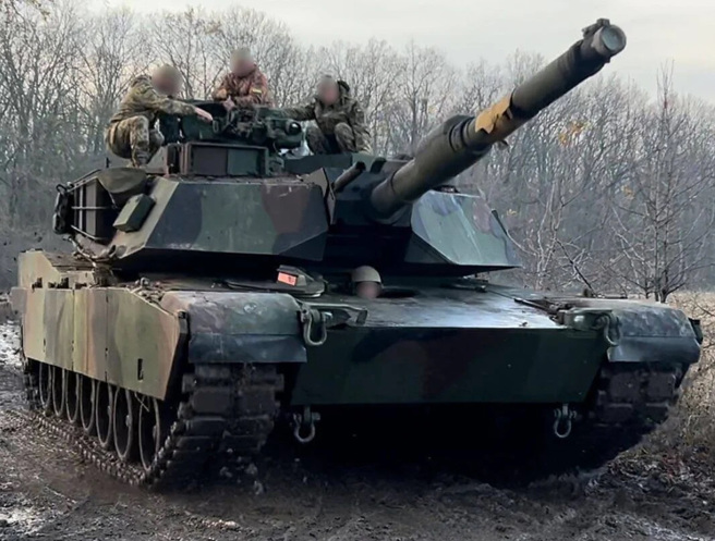 烏克蘭軍方發布了艾布蘭坦克在前線的照片，此為第1張。(圖/X)