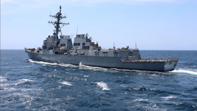 美国海军梅森号神盾驱逐舰，在抓捕试图挟持油轮的武装分子(海盗)时， 叶门的胡塞叛军对它们发射飞弹，不过精度太差，军舰的防卫系统甚至没启动。(图/美国海军)
