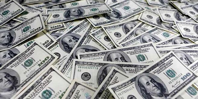 美国公债殖利率衝上16年高点，部分人士揣测是中国抛售美债造成，但美国前财政部官员赛兹瑟说，中国并未抛售美债，只是调整资产组合。图／美联社