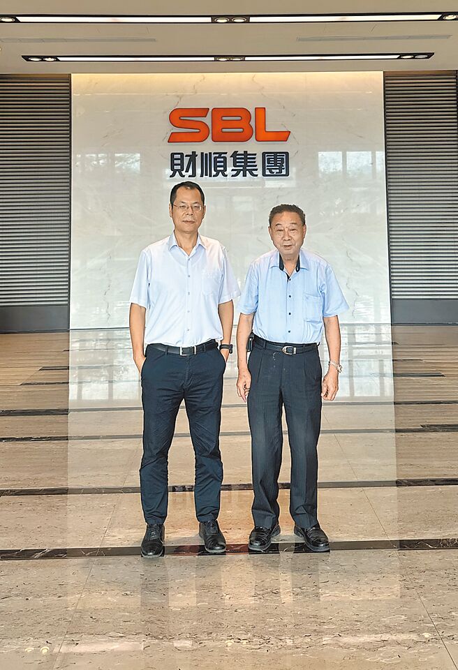 財順集團董事長江新財（右）、總經理許育哲（左）表示，攜手上下游夥伴共同建立環保及有效率生產環境，以實現永續經營目標。圖／財順集團提供