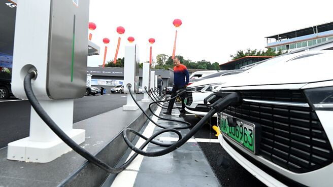 信邦充电桩产品明年可望放量，且陆续打入数家欧美充电站业者供应链，法人看好车用营收可望年增20％。图／新华社