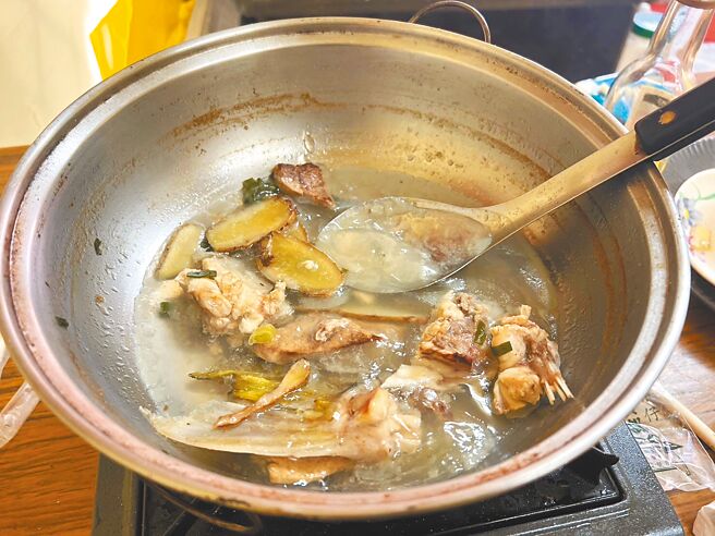 在南投县仁爱乡开设小吃店的洪姓男子25日晚间烹煮河豚肉邀请邻居友人聚餐，友人食用后感觉身体不适，到洪男住处探询时却发现他已倒在地上无呼吸心跳，其余聚餐者则就医。图为剩余的河豚肉。（警方提供）