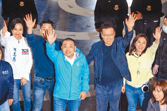 国民党正副总统参选人侯友宜（前左）、赵少康（前右）26日持续合体跑行程，为蓝营立委参选人站台。（资料照／邓博仁摄）