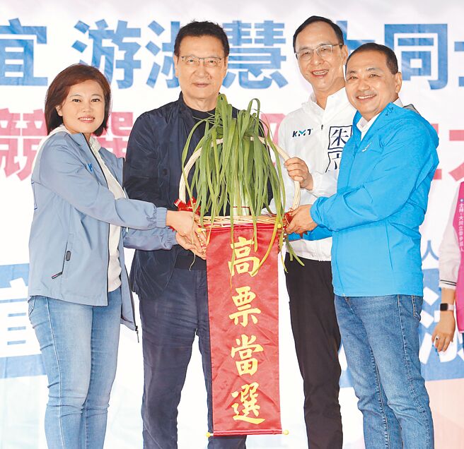 政治学者分析，民调显示侯友宜和赖清德已旗鼓相当，选战已呈现蓝绿归队态势。图为国民党正副总统参选人侯友宜（右一）、赵少康（左二）、党主席朱立伦（右二）26日一同为台北市立委参选人游淑慧（左一）站台助选。（黄世麒摄）