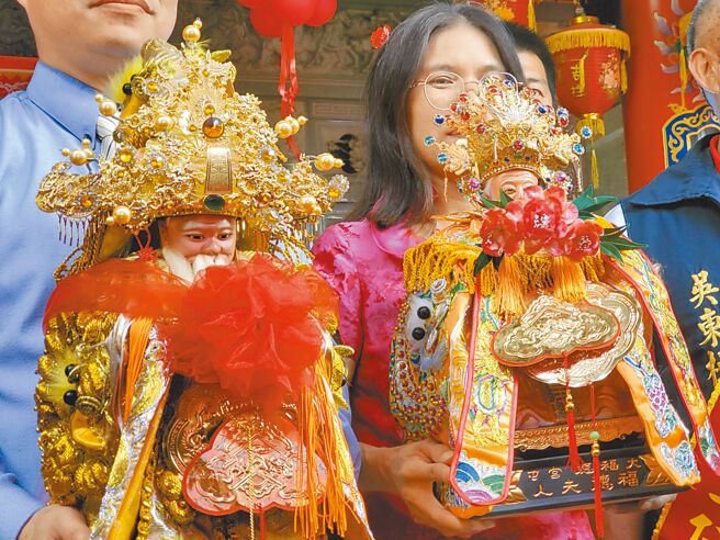 彰化县和美镇福围宫的土地公（左）26日迎娶云林县虎尾镇大屯福德宫土地婆的妹妹（右）为妻。（周丽兰摄）