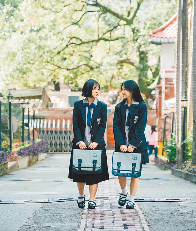淡江高级中学校内风景优美、制服别具特色，常受剧组青睐取景，影后林青霞出道作电影《窗外》中，饰演女学生江雁容的林青霞便是穿着以该校制服为原型的学生服饰在校园内拍摄。（新北市淡江高中提供／柯毓庭新北传真）