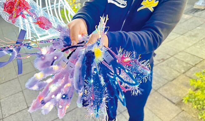 新北欢乐耶诞城上违法摆摊的民眾，兜售产品多半是这种没有任何标示的产品，加上贩售人不明，若民眾买到问题产品恐怕求助无门。（柯毓庭摄）