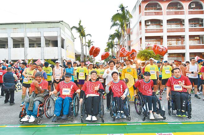 伯立欧公益马拉松26日登场，吸引全台近3000名跑者齐聚彰化县二林镇，全场跑友在彰化县长王惠美（二排比讚者）等人的鸣枪下起跑。（彰化县政府提供／吴建辉彰化传真）