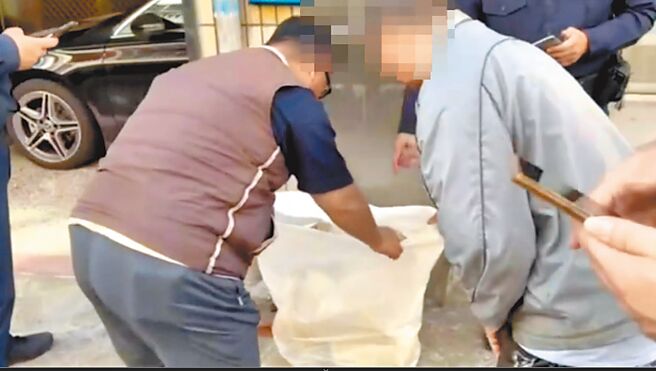 民眾党总统参选人柯文哲竞选海报，张贴于大雅区1处民宅门口前，26日凌晨竟遭人撕毁，梁嫌（右）到案向警方说，他没有政党倾向，只是不喜欢柯文哲这个人，徒手撕下的海报已丢掉。（大雅警分局提供／张妍溱台中传真）