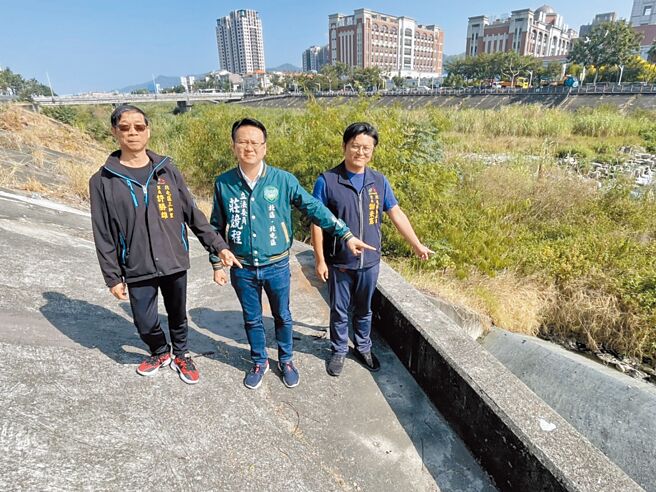 旱溪流经台中市北屯区旱溪西路三段一带，近1年开始飘出臭味，立委庄竞程（中）日前与里长前去会勘。（立委庄竞程办公室提供／潘虹恩台中传真）