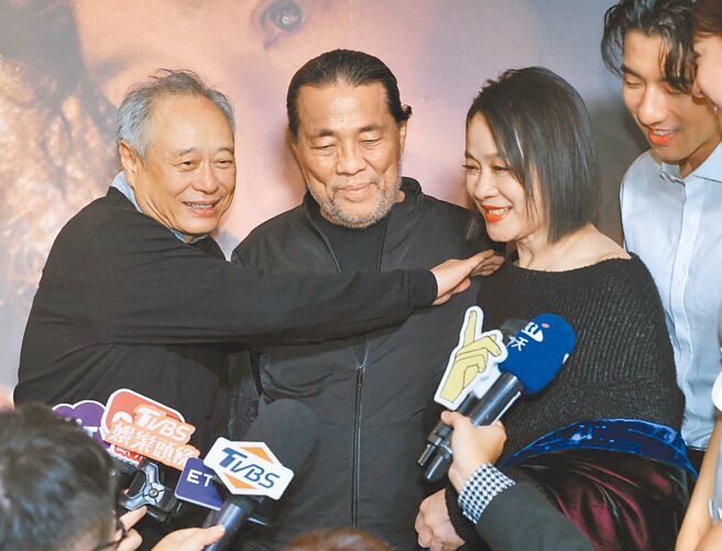 李安（左起）和李屏宾26日现身《本日公休》庆功宴，暖心安慰夺后失利的陆小芬。（粘耿豪摄）