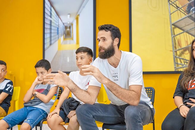 宝格丽推出Save the Children慈善珠宝，邀请义大利篮球名将Gigi Datome担任亲善大使与青年学子分享运动哲学。（BVLGARI提供）