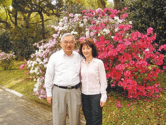 作者与恩师曾永义老师合影。（高自芬提供）