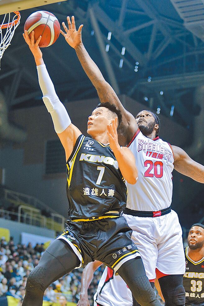 林书豪（左）突破班尼特的防守在禁区进攻上篮取分。（黄世麒摄）