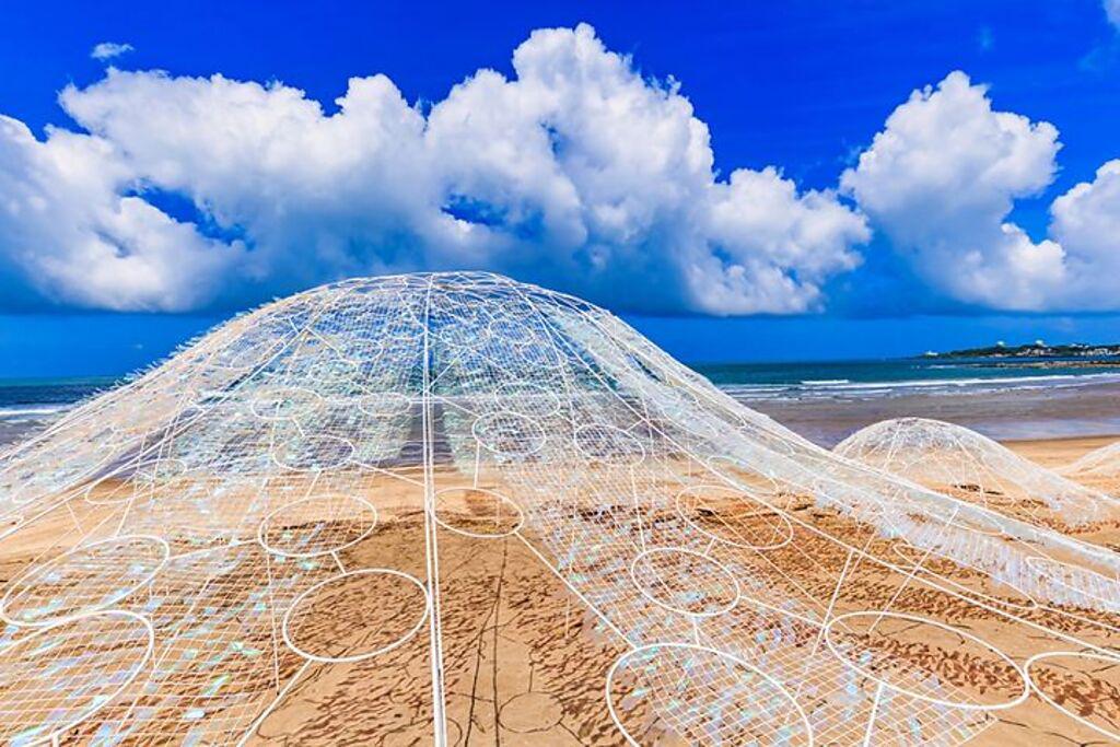 廖琳俐融合北海岸天空、海洋與微風的〈時空聚合〉，於白沙灣展出。　圖：北觀處／提供 