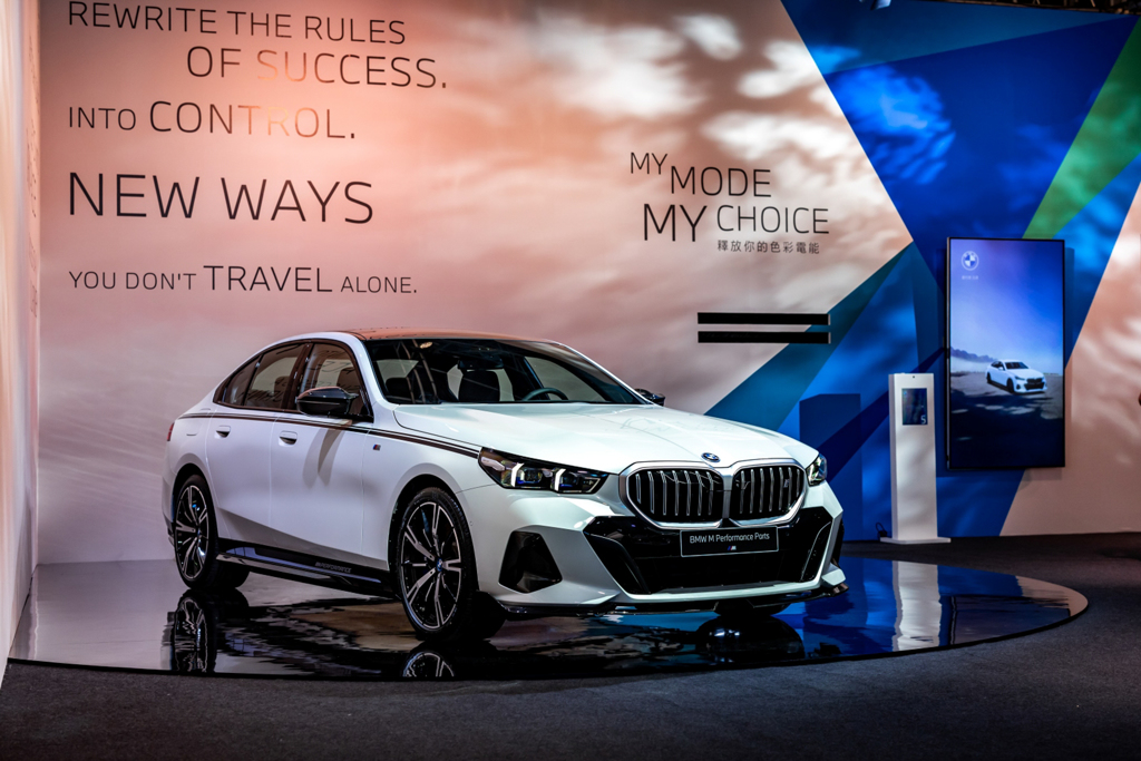 在全車專屬M Performance套件、碳纖維套件與車身彩貼的強化之下，讓全新世代BMW 5系列的氣勢更勝以往，將熱血氛圍發揮得淋漓盡致。(圖/2gamesome)